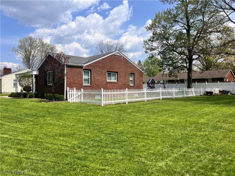 4047 Cascade Drive, Youngstown, OH - Photo 3