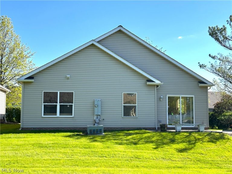 135 Village Drive, Seven Hills, OH - Photo 4