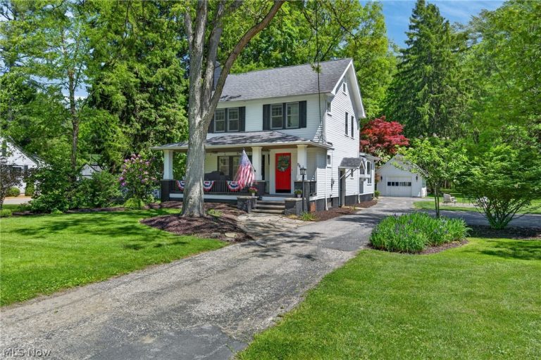 8465 Usher Road, Olmsted Falls, OH - Photo 2