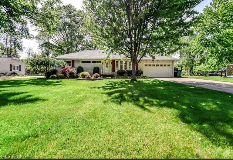 6680 Glenella Drive, Seven Hills, OH - Photo 2