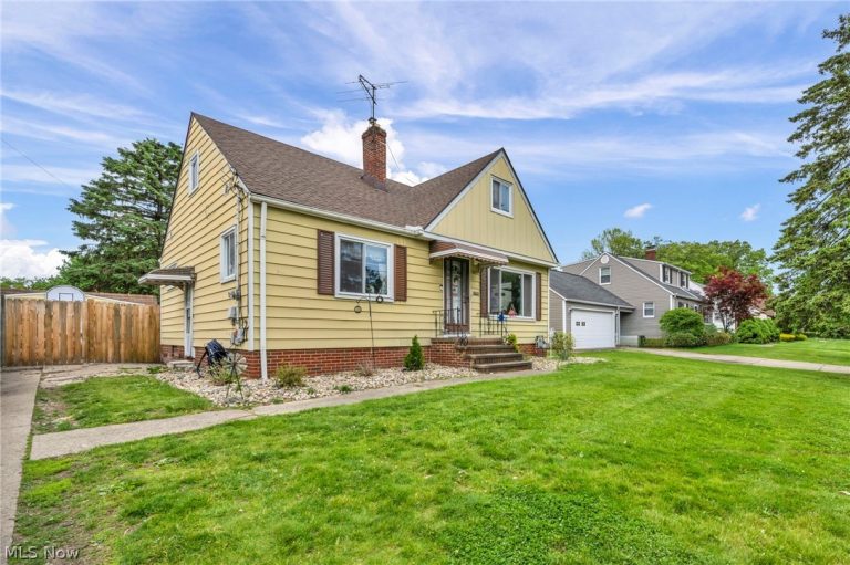 6294 Alexandria Drive, Parma Heights, OH - Photo 3