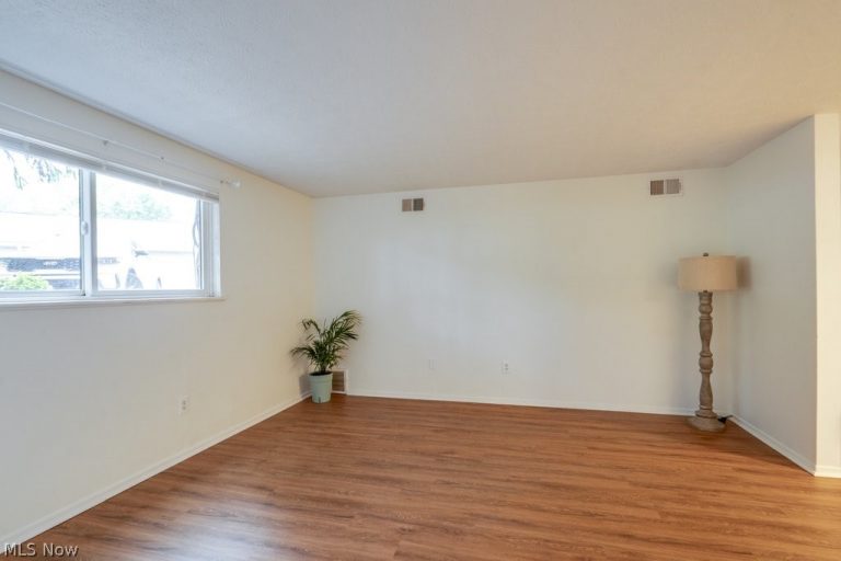 216 Moore Road #4M, Avon Lake, OH - Photo 2