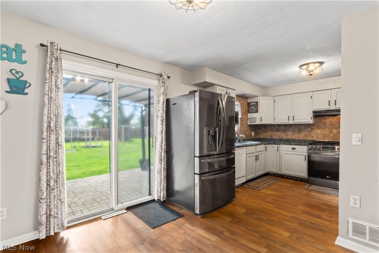 986 Keefer Road, Girard, OH - Photo 8