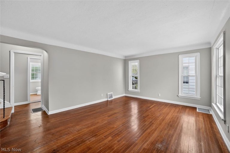 10204 Mccracken Boulevard, Garfield Heights, OH - Photo 3
