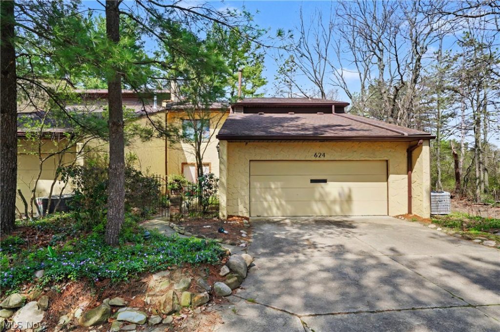 624 Hampton Ridge Drive, Akron, OH