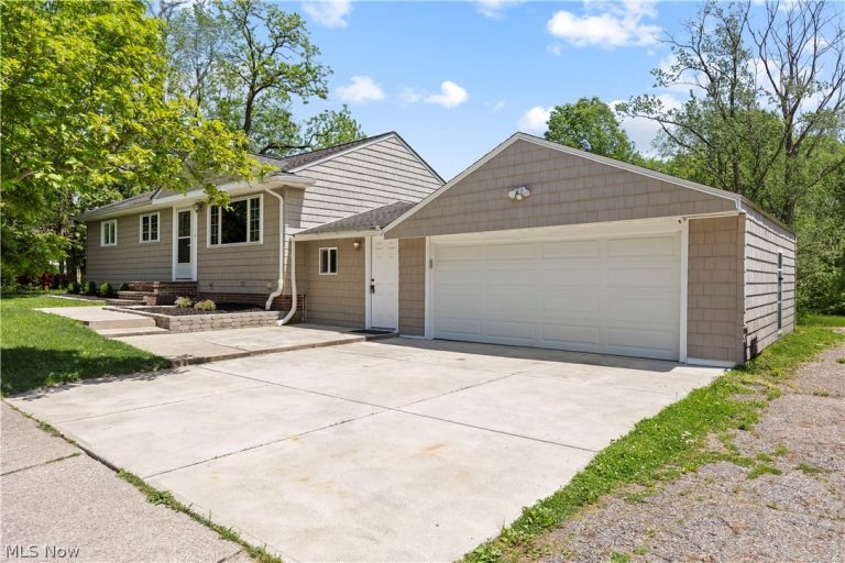 15665 Bennett Road, North Royalton, OH - Photo 2