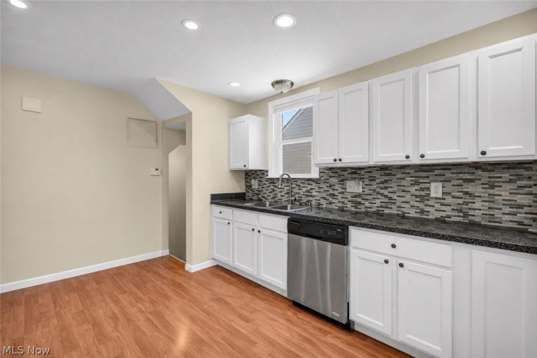 16005 Throckley Avenue, Cleveland, OH - Photo 8
