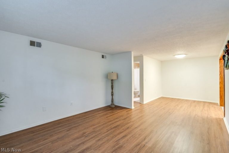 216 Moore Road #4M, Avon Lake, OH - Photo 4