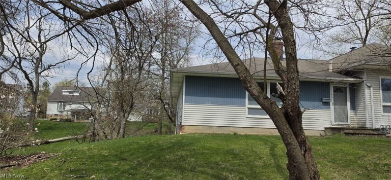 105 Mapledale Avenue, Bedford, OH - Photo 2