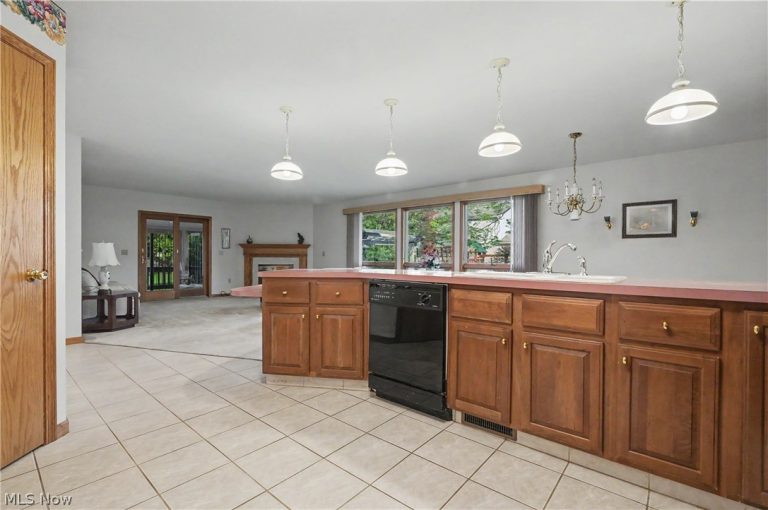 358 Tessa Place, Cortland, OH - Photo 8
