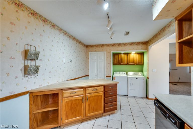 3660 Logan Circle, Akron, OH - Photo 2