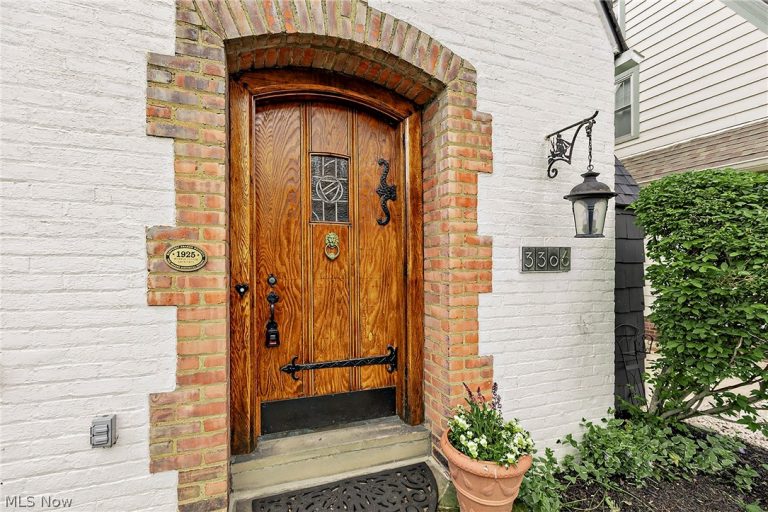 3306 Grenway Road, Shaker Heights, OH - Photo 2