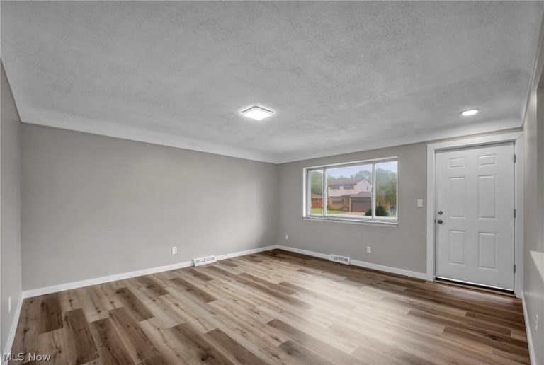 5597 Kenton Avenue, Maple Heights, OH - Photo 4