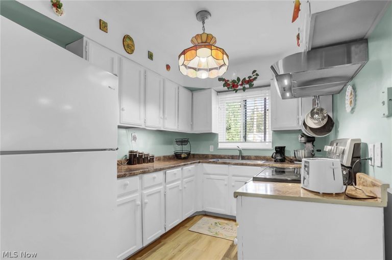 25255 Maple Ridge Road, North Olmsted, OH - Photo 4