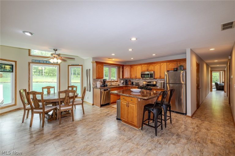 9541 Bedford Road, Macedonia, OH - Photo 4
