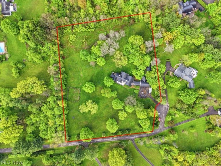 7151 Cabot Lane, Chagrin Falls, OH, 44022