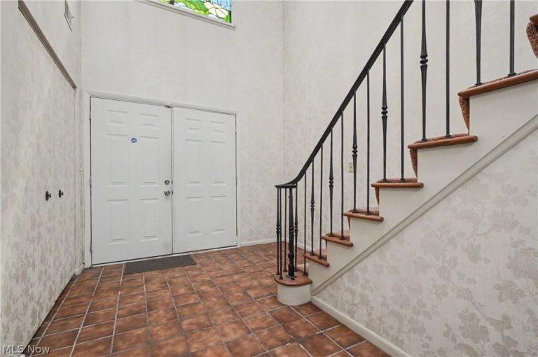 624 Hampton Ridge Drive, Akron, OH - Photo 4