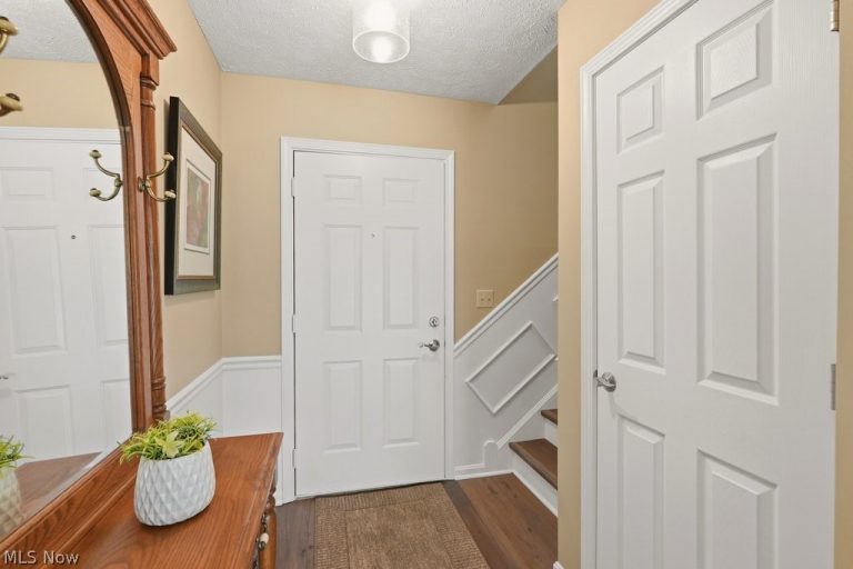 5653 Gateway Lane, Brook Park, OH - Photo 3