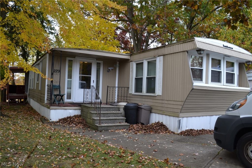 229 Lake Shore Terrace, Warren, OH