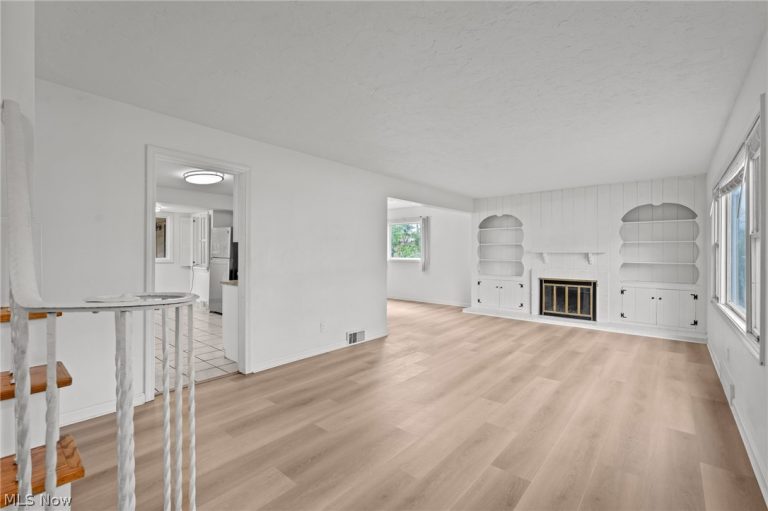 21204 Halworth Road, Beachwood, OH - Photo 3