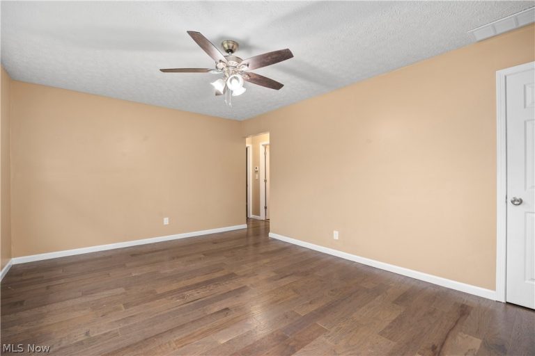 547 Willow Park Road, Elyria, OH - Photo 2