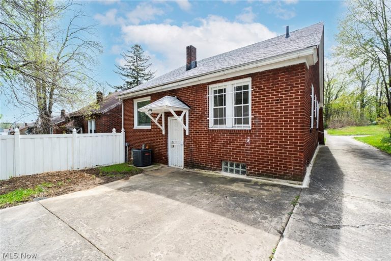 130 Roslyn Drive, Youngstown, OH - Photo 3