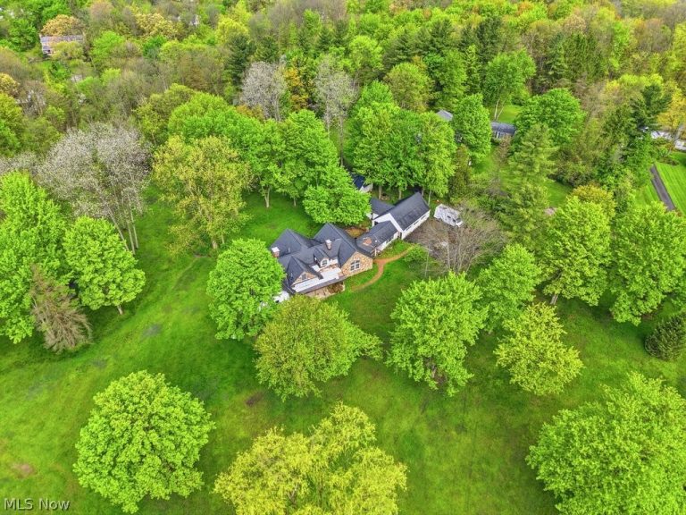 7151 Cabot Lane, Chagrin Falls, OH - Photo 4