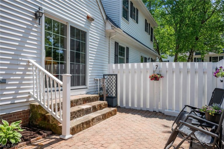 25 Commons Court, Chagrin Falls, OH - Photo 8