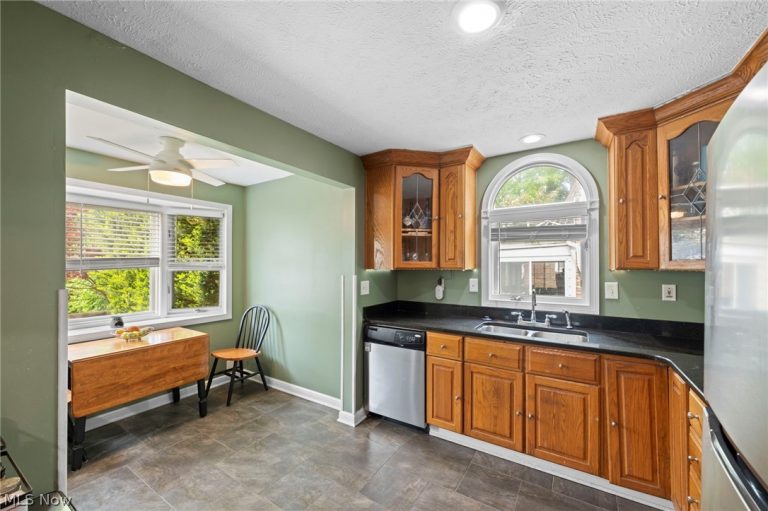 956 Englewood Road, Cleveland Heights, OH - Photo 8