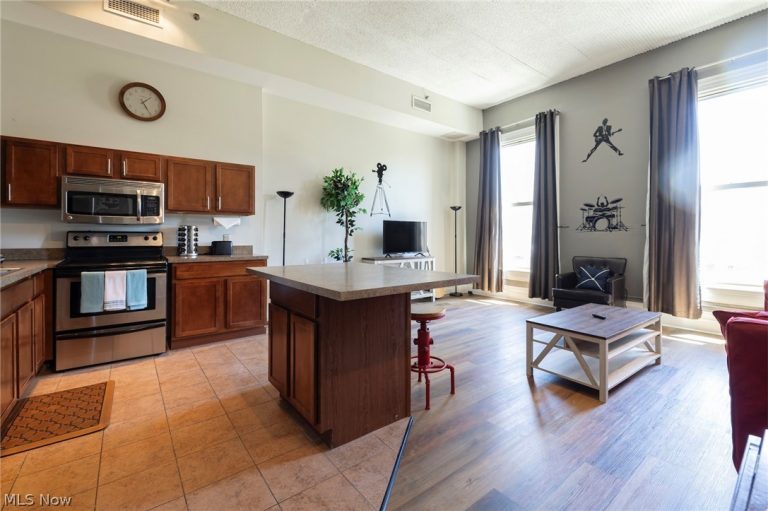 408 Saint Clair Avenue #607, Cleveland, OH - Photo 2