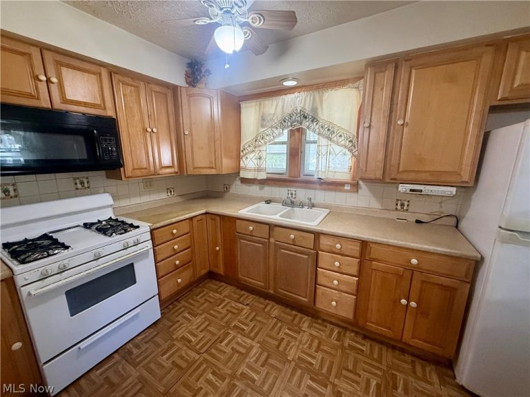 1056 Homewood, Warren, OH - Photo 4