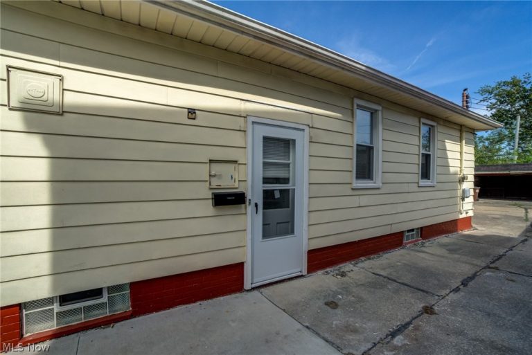 4407 Woodway Avenue, Parma, OH - Photo 6