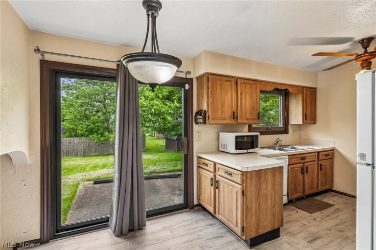 4100 Ivanhoe Drive, Lorain, OH - Photo 5