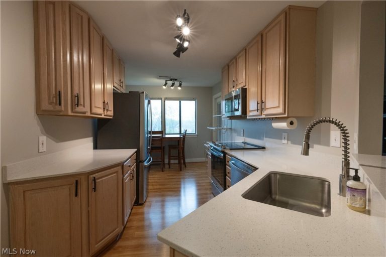 3800 Rosemont Boulevard, Fairlawn, OH - Photo 2