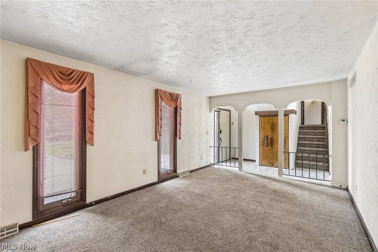 4100 Ivanhoe Drive, Lorain, OH - Photo 8