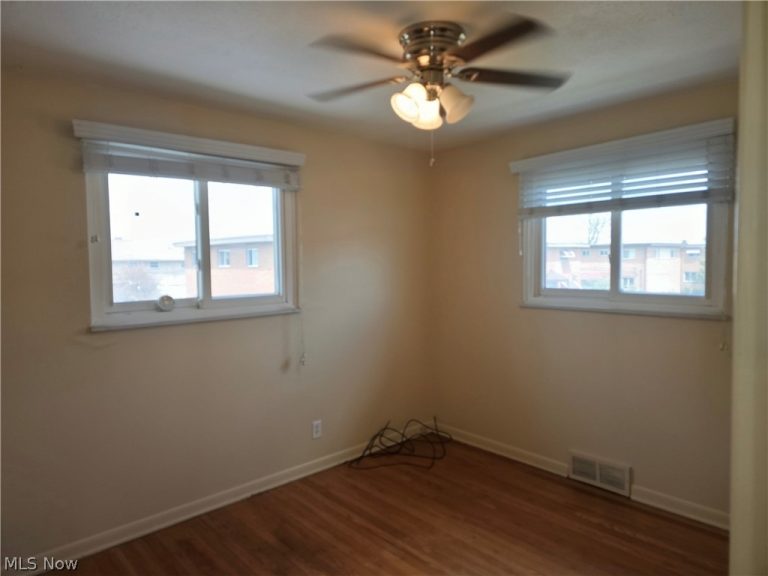 16200 Edgewood Court, Maple Heights, OH - Photo 8
