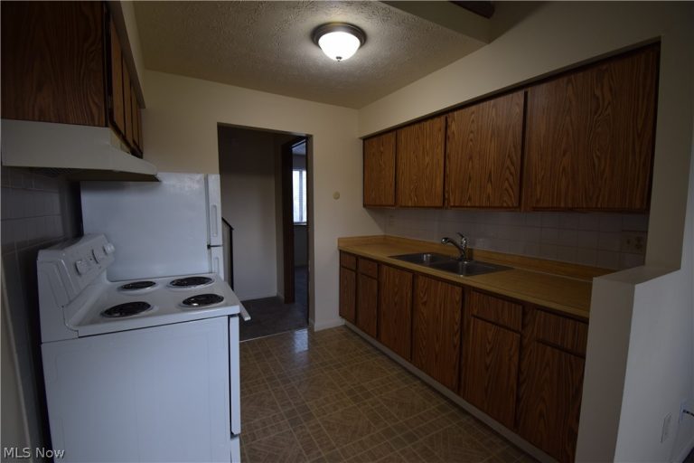 899 Rosamond Avenue, Akron, OH - Photo 6