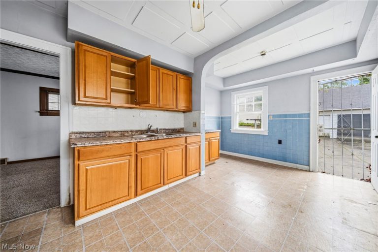8506 Jeffries Avenue, Cleveland, OH - Photo 8