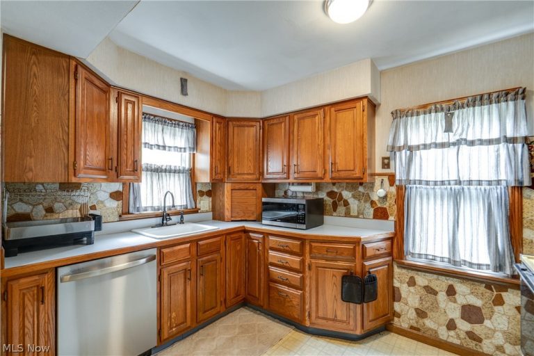 763 Lindsay Avenue, Akron, OH - Photo 8