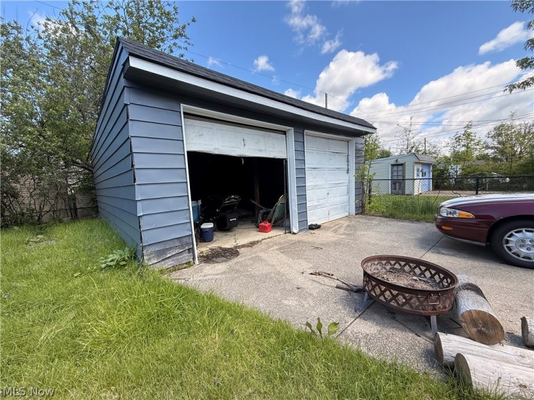 13701 Maple Leaf Drive, Garfield Heights, OH - Photo 4