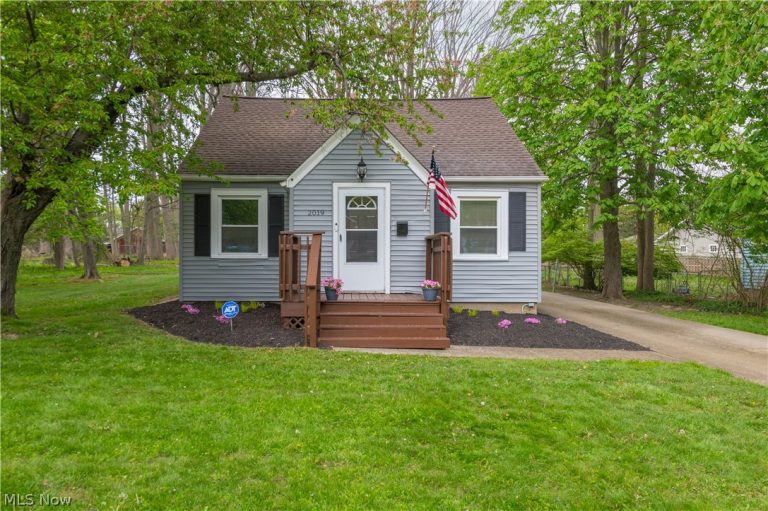 2019 Beverly Hills Drive, Richmond Heights, OH - Photo 2