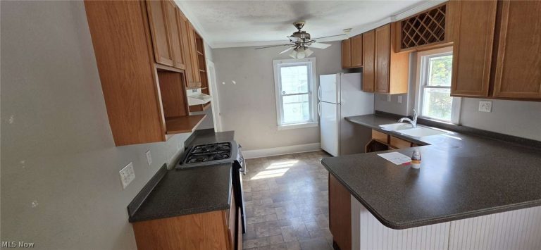 3005 Hillcrest Avenue, Cleveland, OH - Photo 8