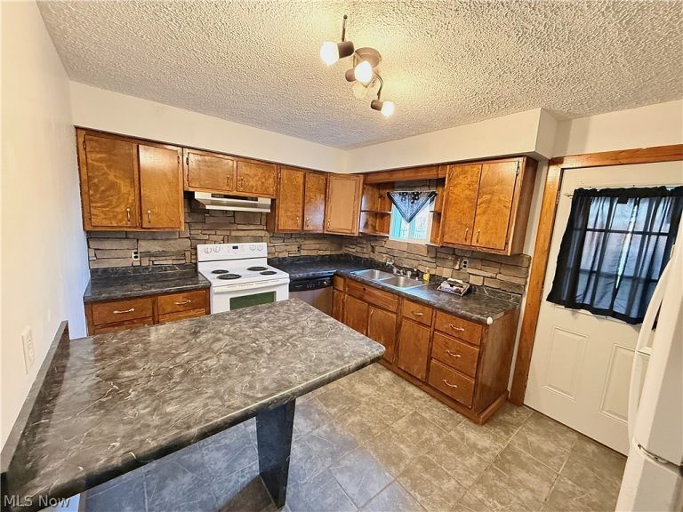 4254 Harrison Street, Bellaire, OH - Photo 2
