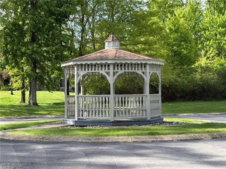 28 Hunters Woods Boulevard #B, Canfield, OH - Photo 4