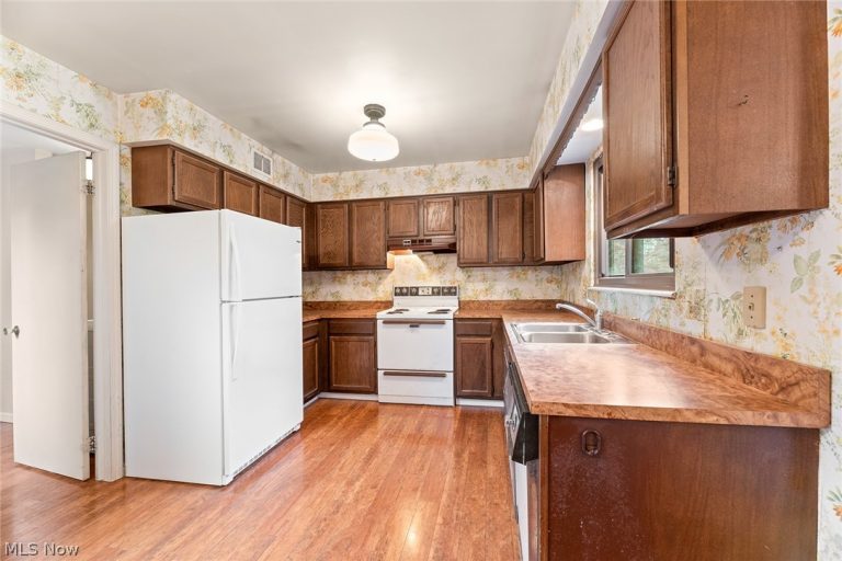 17620 Eastbrook Trail, Chagrin Falls, OH - Photo 4
