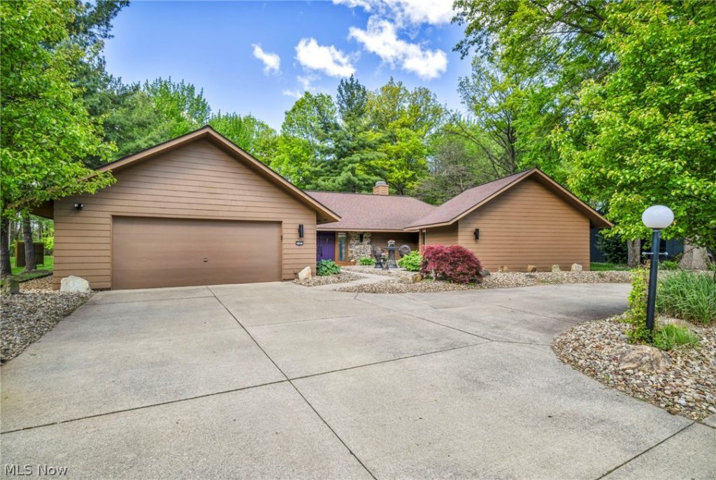 21903 Meadows Edge Lane, Strongsville, OH