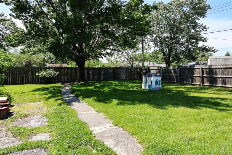 556 Keys Drive, Elyria, OH - Photo 5