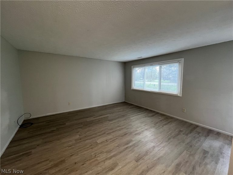 26747 Sprague Road, Olmsted Falls, OH - Photo 8
