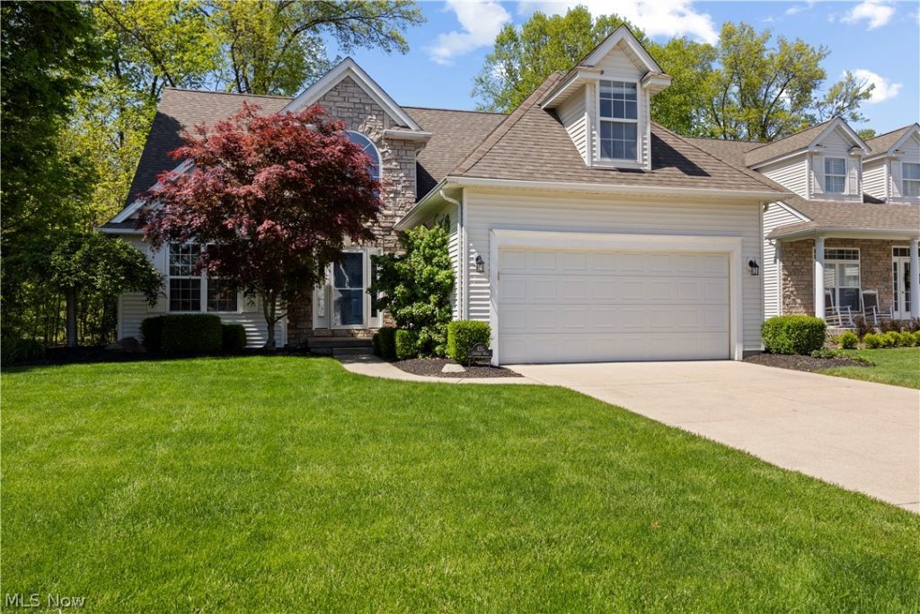 435 Country Walk, Amherst, OH