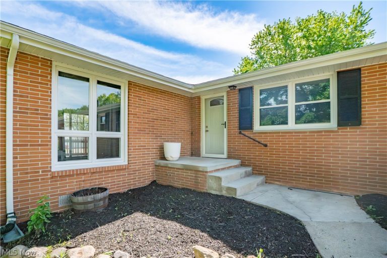 4544 Lakeknoll Street, Louisville, OH - Photo 2